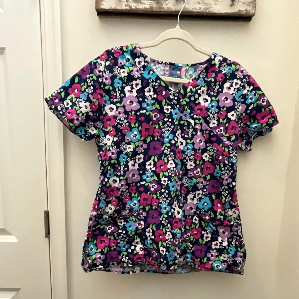 Zoe & Chloe multi color flower scrub top size medium